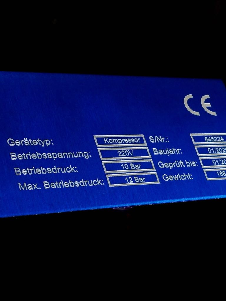 Alu eloxiert blau – Laserbeschriftung für weiße Schrift Bild eines Bauteiles. Alu eloxiert blau – Laserbeschriftung für weiße Schrift