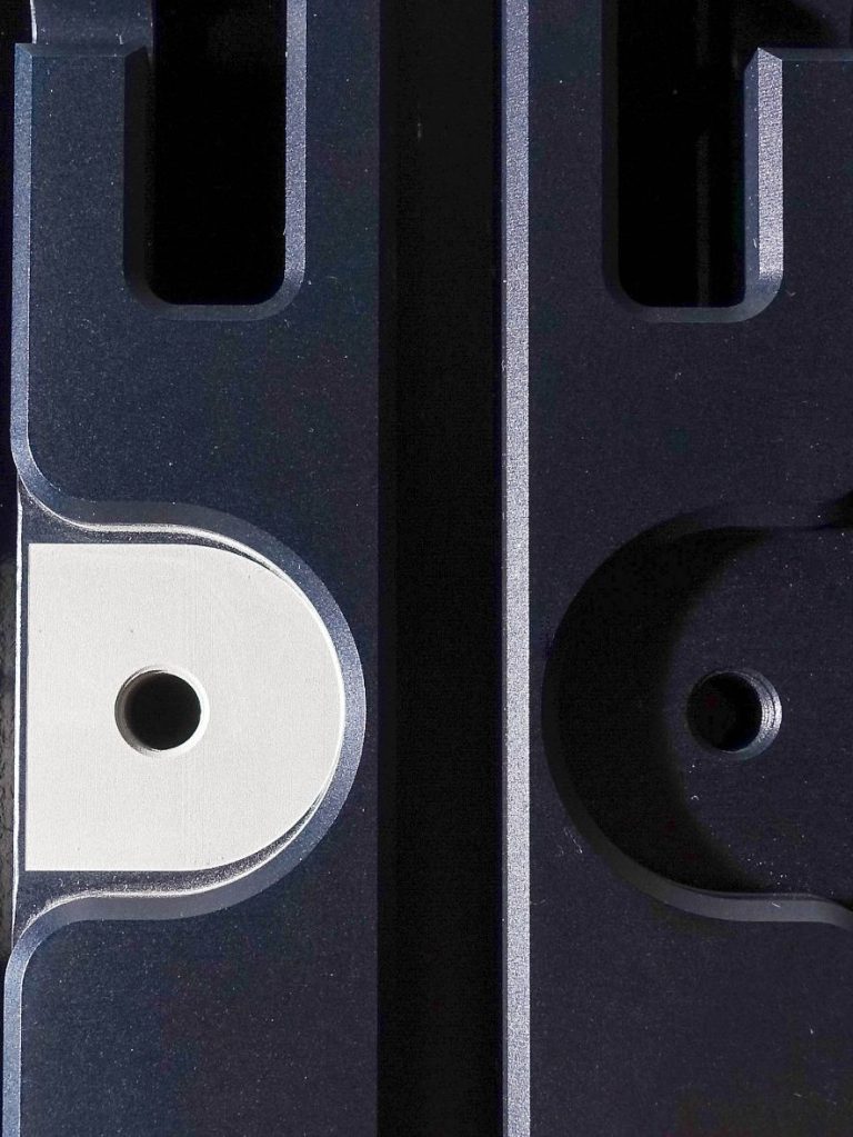 Laserentschichtung auf schwarz eloxiertem Aluminium – perfekte Masseverbindung Bild eines Bauteiles. Laserentschichtung auf schwarz eloxiertem Aluminium – perfekte Masseverbindung